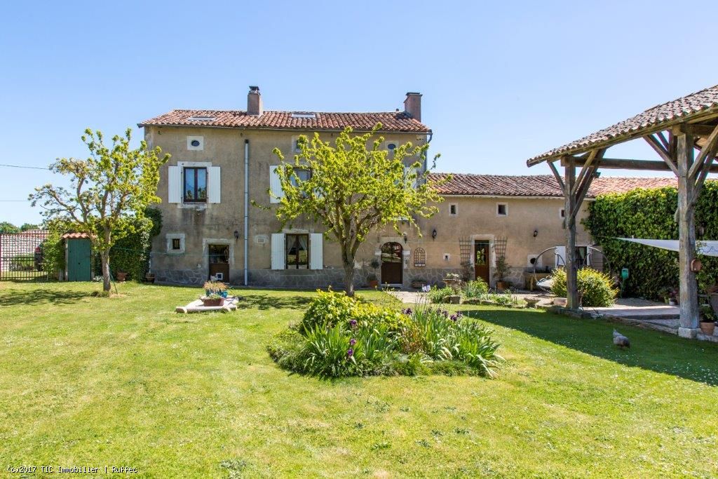 Beautiful House Renovated With Taste And Quality With Walled