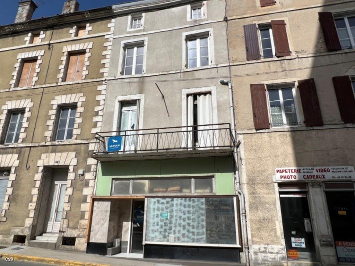 Investment property with commercial space and 5 Studios - Mansle