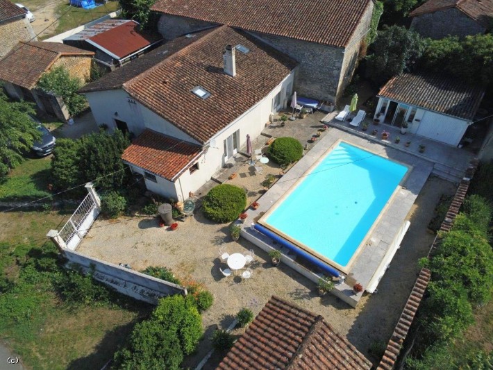 Well Maintained 4 Bedroom Stone Property With A Swimming Pool Near Civray
