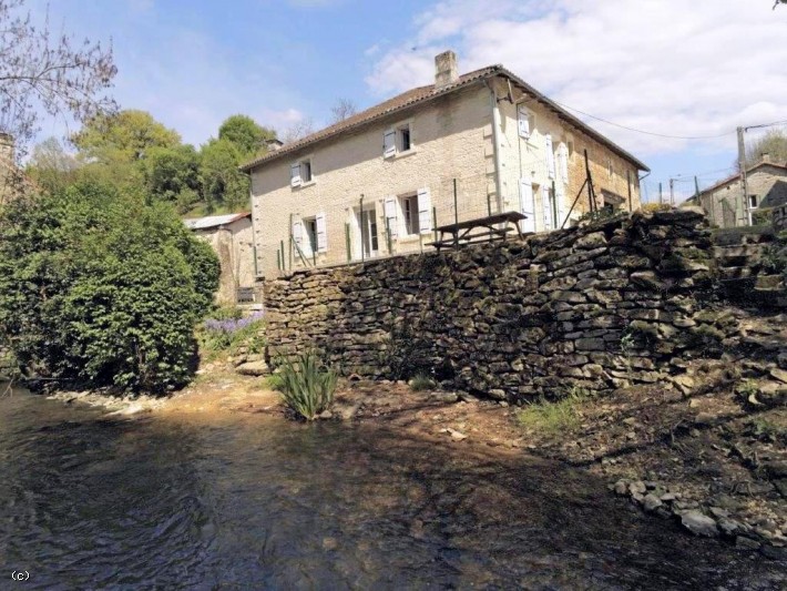 Beautiful 3 Bedroomed Property With A River Frontage