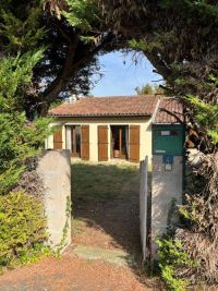 4 Bedroom Town Centre Bungalow In Champagne Mouton
