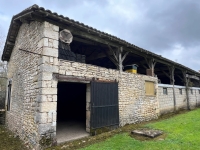 Verteuil-Sur-Charente. Ancien Moulin à Grain dans un Cadre Idyllique