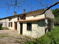 Charmante Maison de Village de 2 Chambres avec Projet de Rénovation et Terrain Spacieux