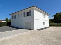 Beau Pavillon sur Sous-sol Dans le Centre d'Aigre Avec Grand Jardin. En Parfait Etat