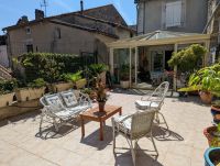 Bel Immeuble Avec Local Commercial et Maison avec Terrasse et Véranda