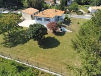 Beau Pavillon sur Sous-sol Dans le Centre d'Aigre Avec Grand Jardin. En Parfait Etat