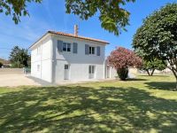 Beau Pavillon sur Sous-sol Dans le Centre d'Aigre Avec Grand Jardin. En Parfait Etat