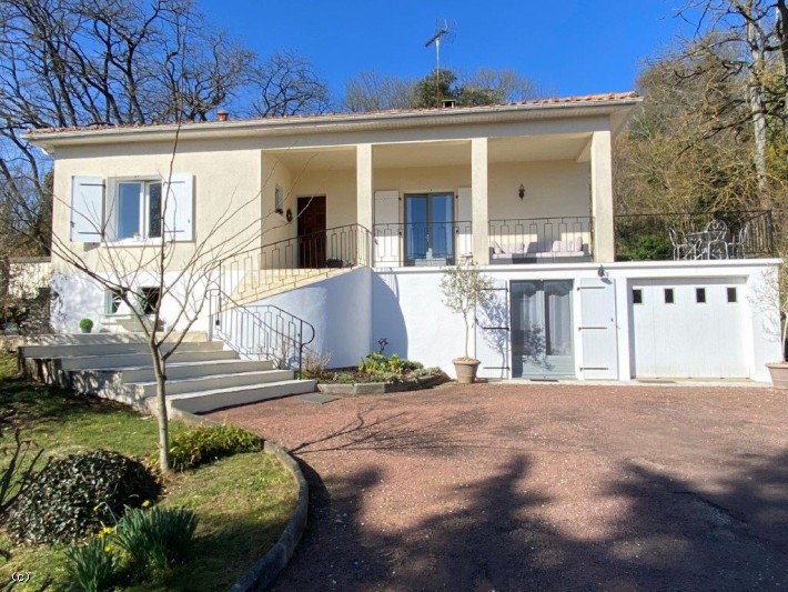 Magnifique Pavillon Semi-Enterré Avec Parc Arboré Clos Au Calme - Ruffec