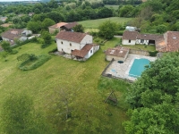 Ensemble Immobilier de Charme avec Maison Principale, Gîte, et Piscine