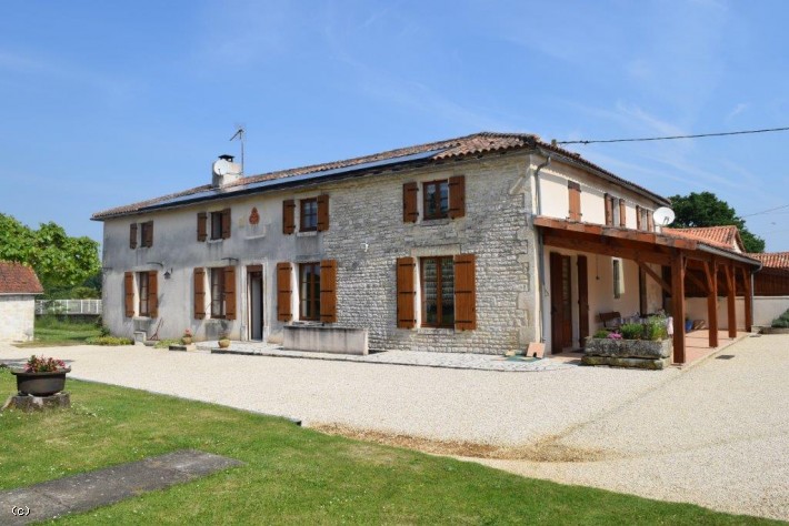 Immaculate 5 Bedroom Equestrian Property With Outbuildings On 17 Acres Of Land.