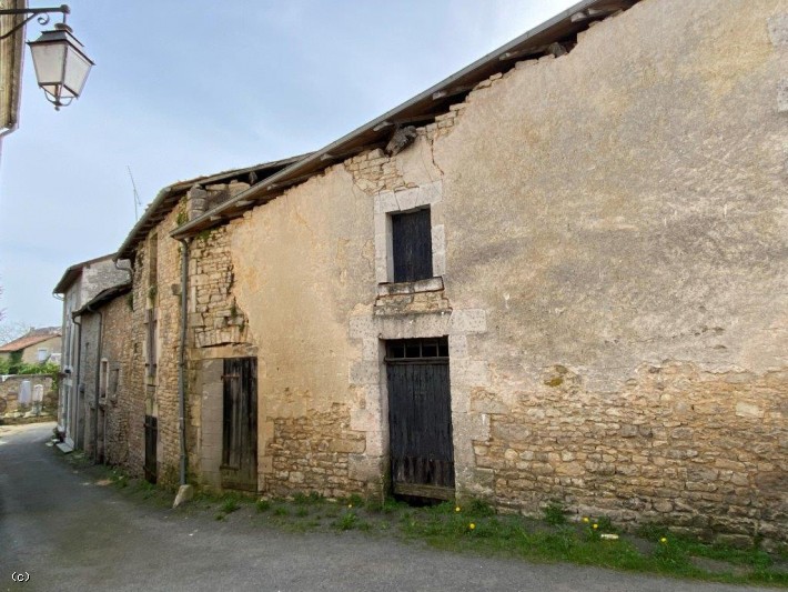 3 Adjoining Buildings to Renovate in Verteuil sur Charente