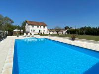 7 Chambres. Très Belle Maison de Village Avec Piscine Chauffée et Terrain En Bordure De La Charente