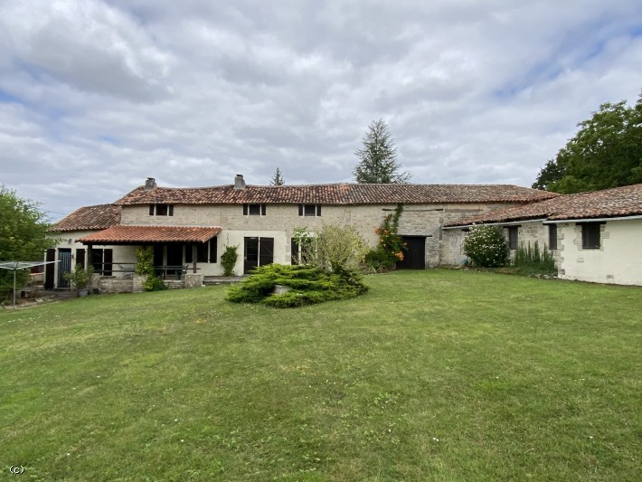 Maison Avec Piscine, Gîte - Secteur Villefagnan