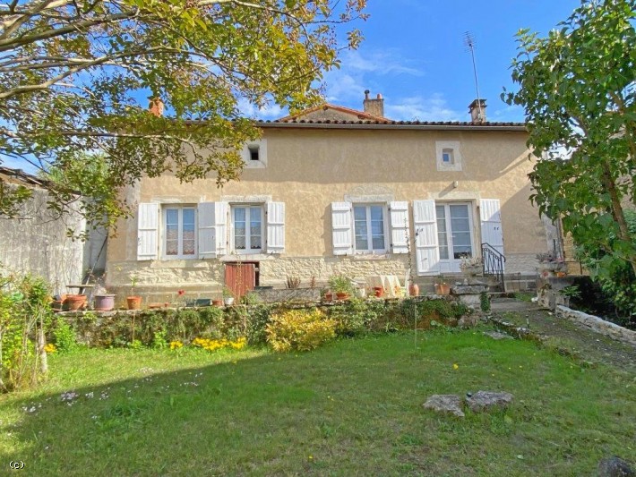 Maison De Ville Ancienne Avec Terrain Attenant