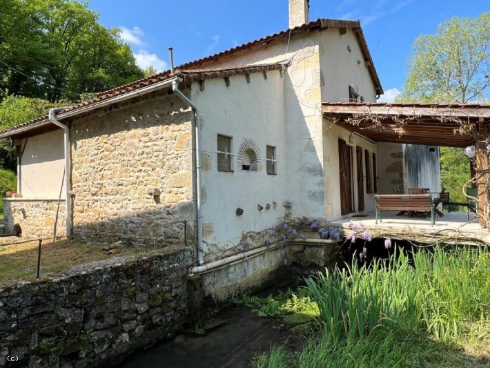 Ancien Moulin Rénové Avec Beau Jardin