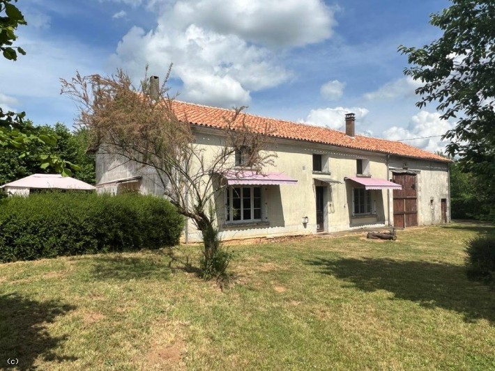 Large Stone Property Offering 3 Bedrooms, Outbuildings On 5699m²