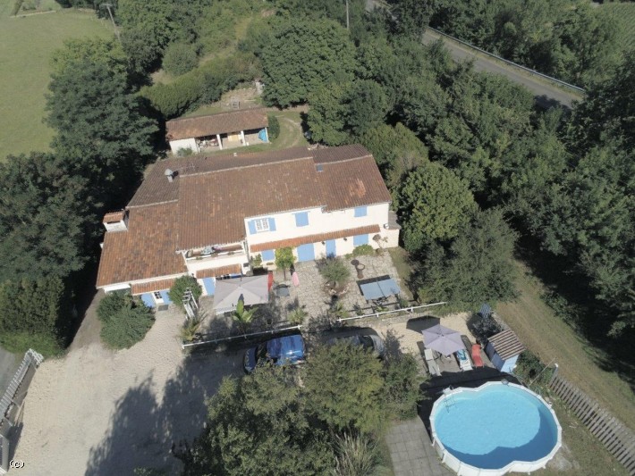 Beautiful 10 Bedroom Property In Verteuil. Outbuildings and Pool.