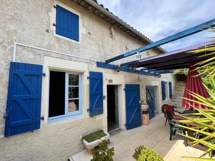 Magnifique Maison Charentaise avec un Agréable Petit Jardin