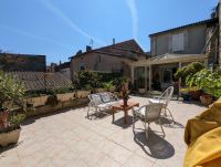 Bel Immeuble Avec Local Commercial et Maison avec Terrasse et Véranda