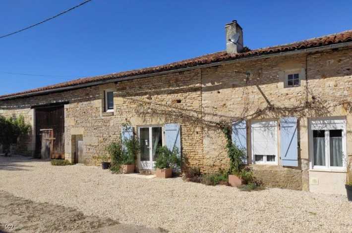 Belle Maison De Campagne Avec Vues Dégagées, Dépendances Et Proches Des Commodités