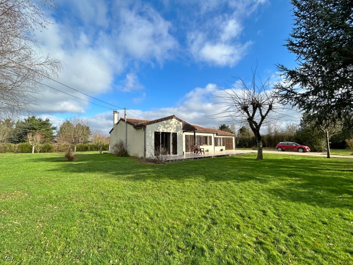 Beau Pavillon de Plain-Pied Avec Grand Jardin et Triple Garage