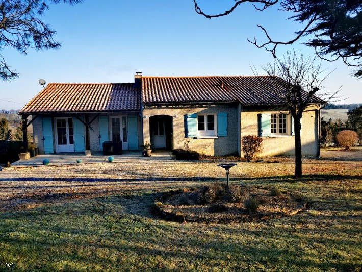 Maison De Plain Pied En Bon Etat Avec Piscine Et Appartement