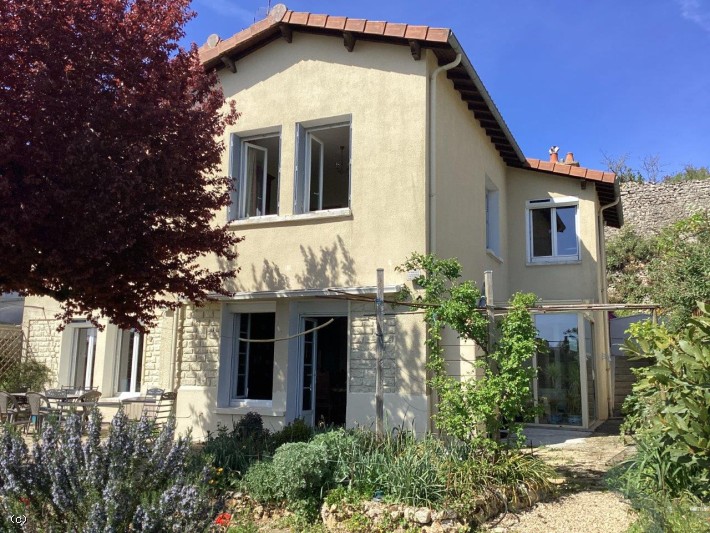 Maison Aux Portes de Ruffec Avec Des Vues Magnifiques. 4 Chambres et 2 Garages