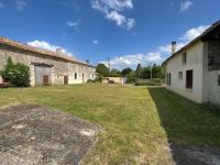 Ensemble de Deux Maisons Anciennes - Proche Chef-Boutonne