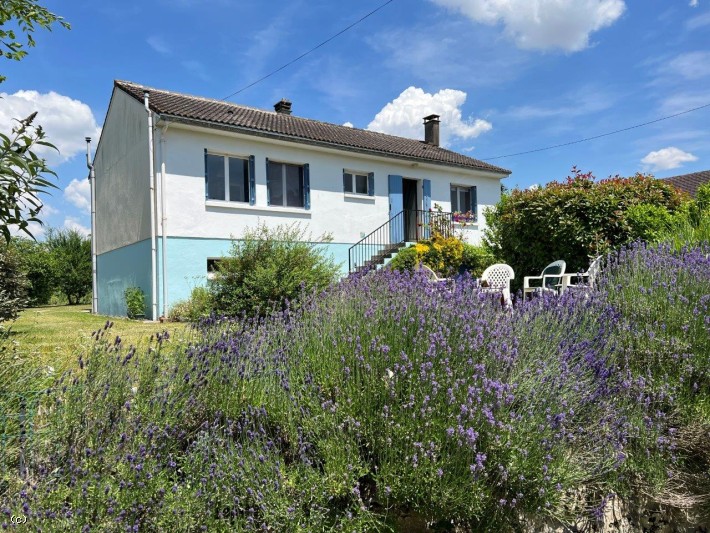 Pavillon sur Sous-sol avec Beau Jardin en Bordure de Charente