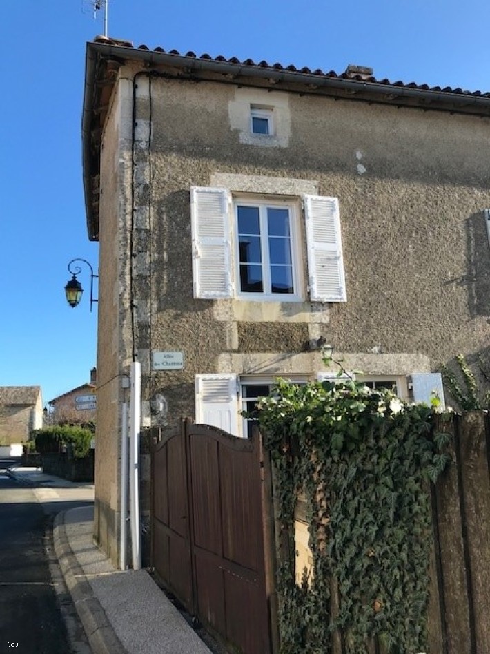 Jolie Maison Idéale De Vacances Avec Cour