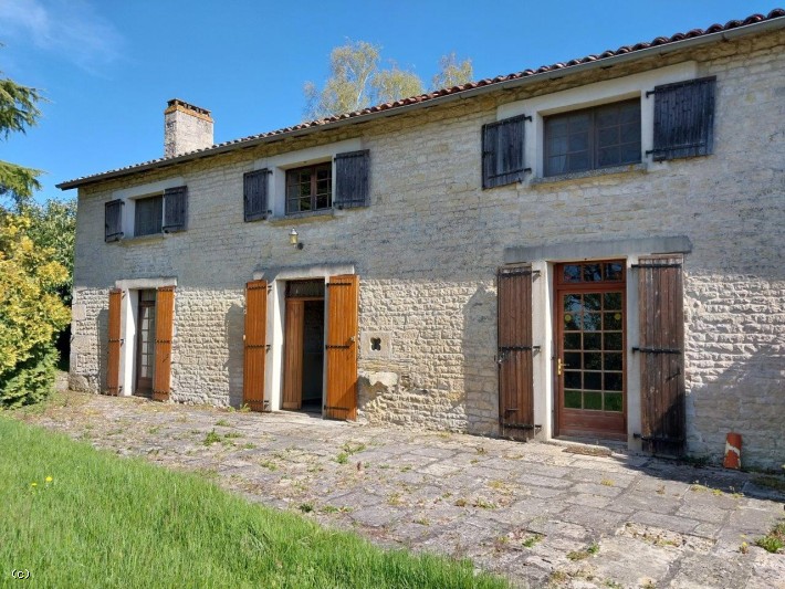 Belle Maison en Pierre de 4 Chambres, Dépendances et Beau terrain