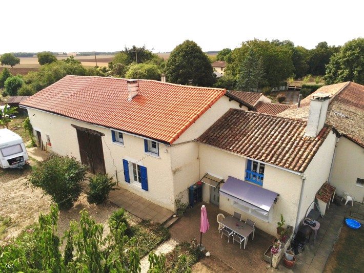 Maison de village, Piscine, beau terrain arboré de 6399m²