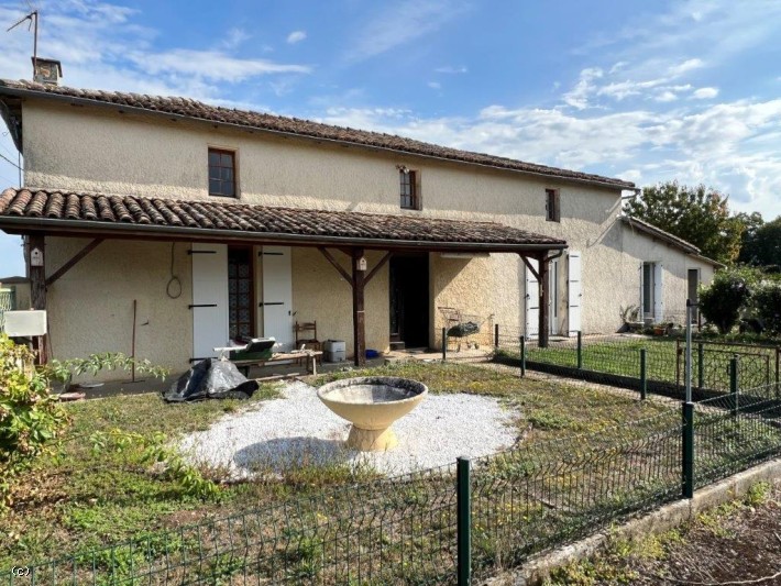 Maison Ancienne Avec Dépendances et Grand Terrain