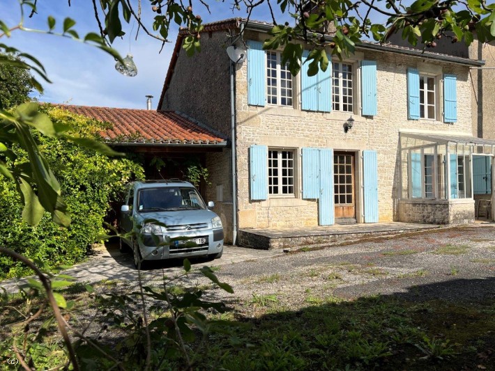 Maison Ancienne 4 Chambres dans un Cadre Superbe !