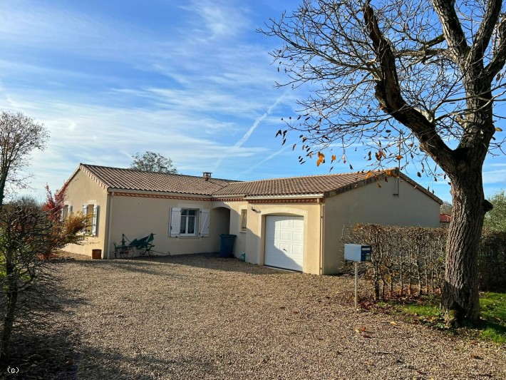 Verteuil-Sur-Charente. Joli Pavillon avec Garage et Jardin