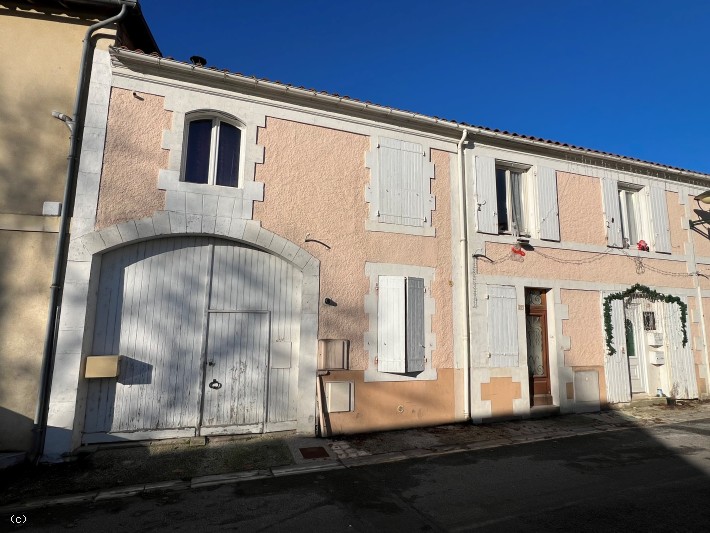 Villefagnan Town House, 4 bedrooms, courtyard