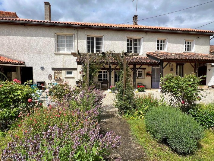 Belle Maison de Village, Bel Extérieur et Beaucoup de Potentiels