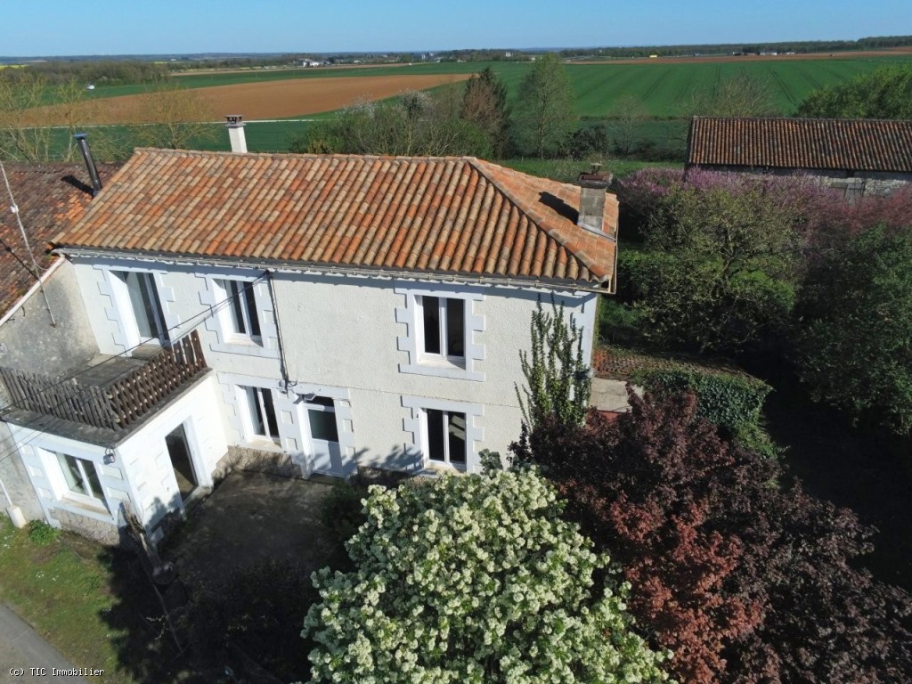 Jolie Maison en Pierres Offrant 3 Chambres, Grange Et Jardin Clos
