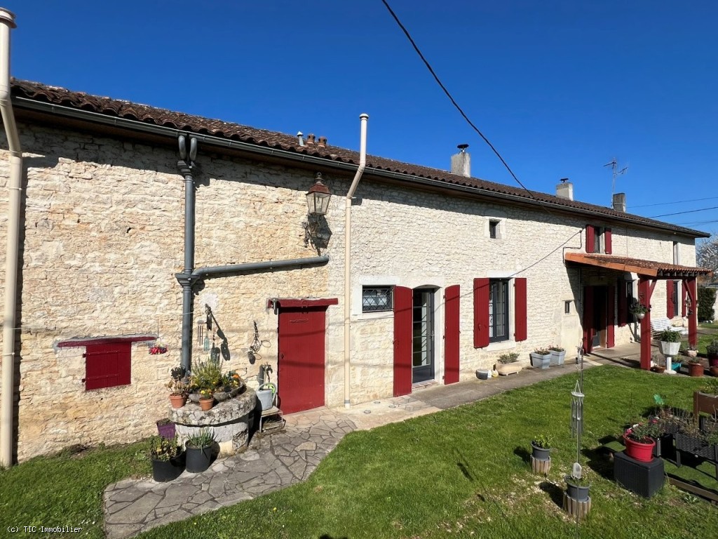 Charming 5 Bedroom Stone House with Modern Comforts and Rustic Elegance