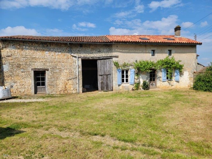 Maison En Pierre Entre Villefagnan Et Sauzé Vaussais : Gros Potentiel