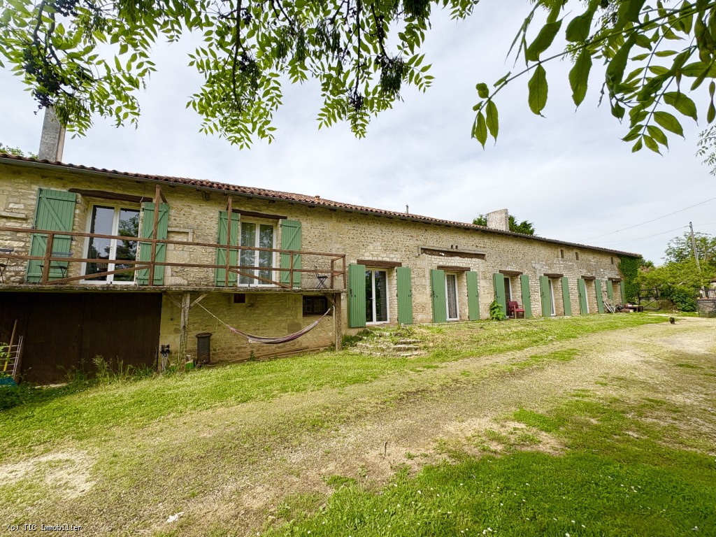 Superbe Maison Avec Gite, 5 Chambres et 6645m2 de Terrain