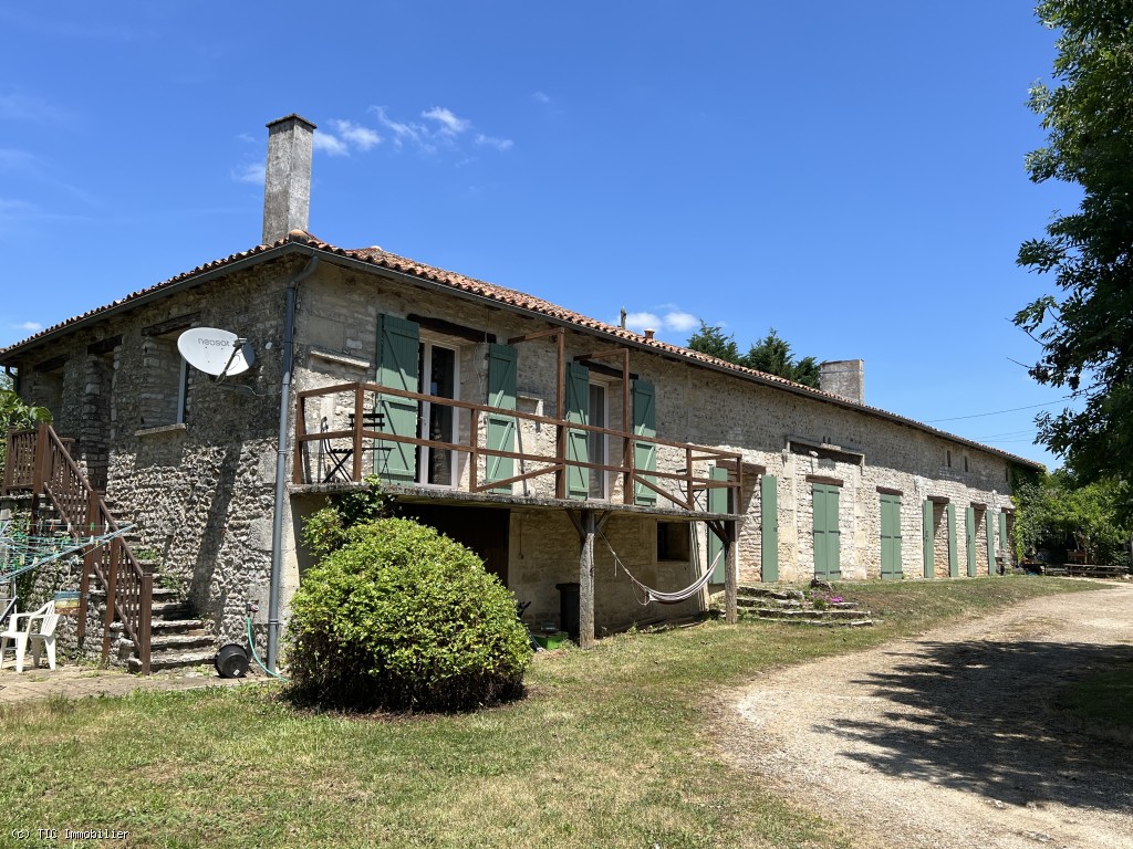 Superbe Maison Avec Gite, 5 Chambres et 6645m2 de Terrain