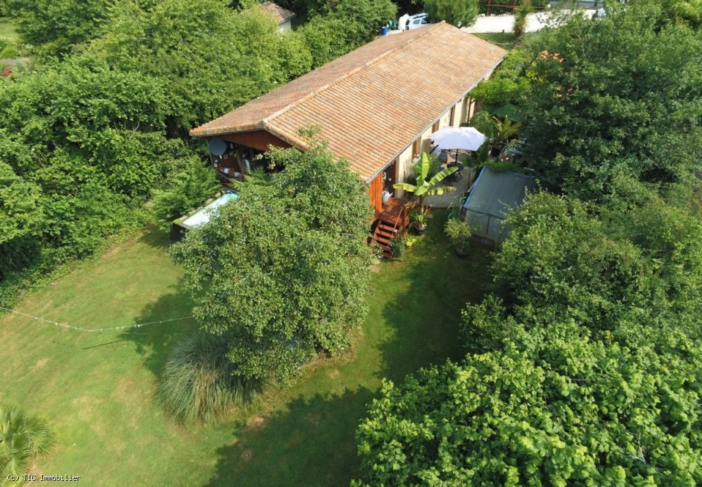 Nanteuil-en-Vallée. Beautiful 2-Bedroom Bungalow with Landscaped Garden and Plunge Pool