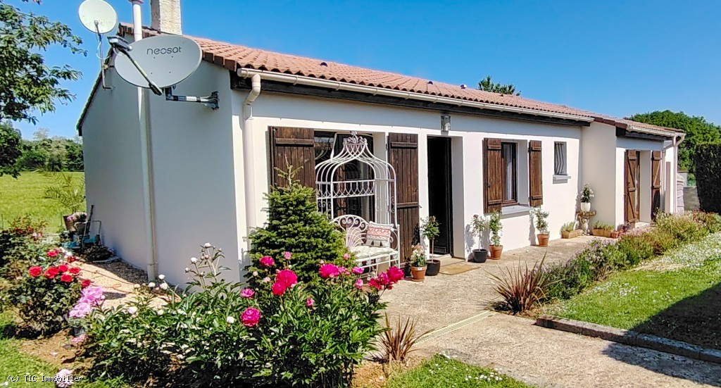 3-Bedroom Bungalow 3 Minutes from Sauzé-Vaussais