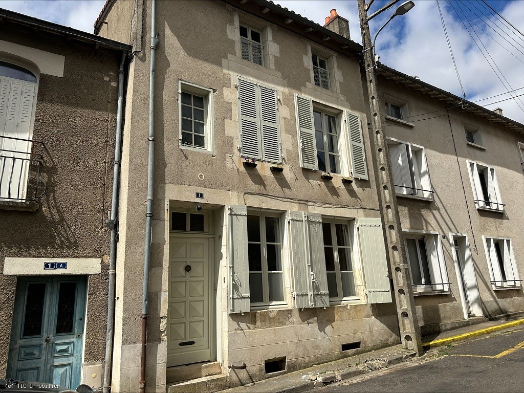 Spacious 5 Bedroomed Townhouse, Close to Commerce