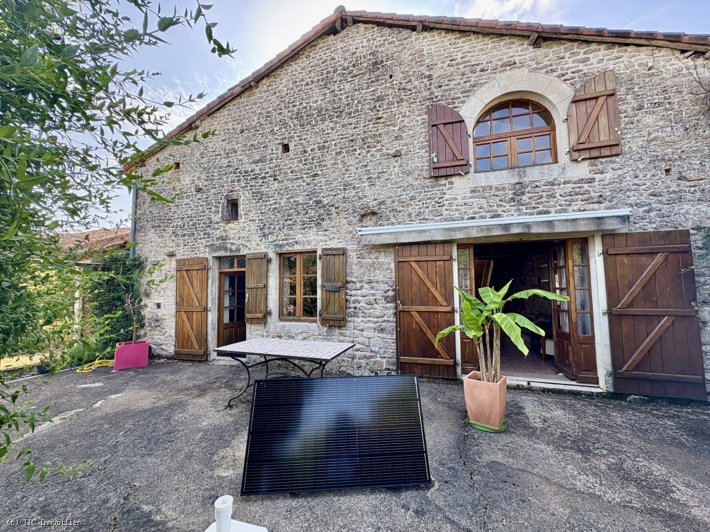 Jolie Grange Renovée Avec 2 Chambres et Terrain près de Ruffec