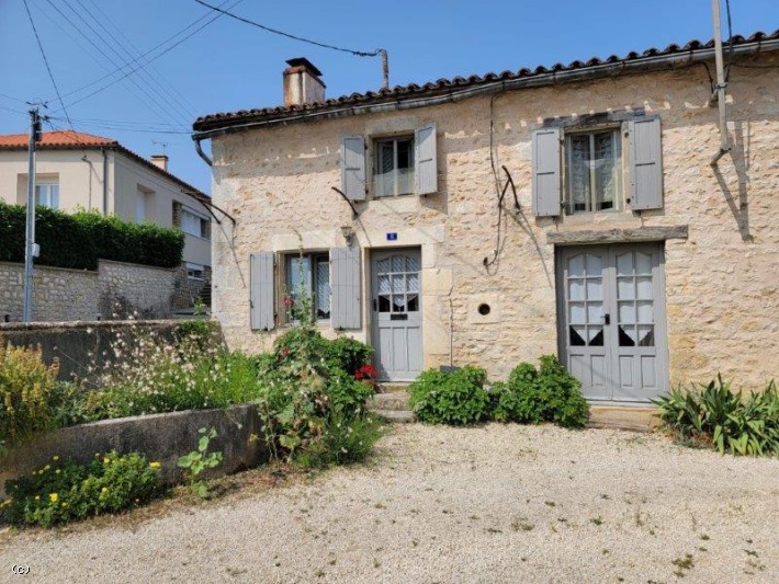 Pretty character house 5 minutes' walk from Civray town centre