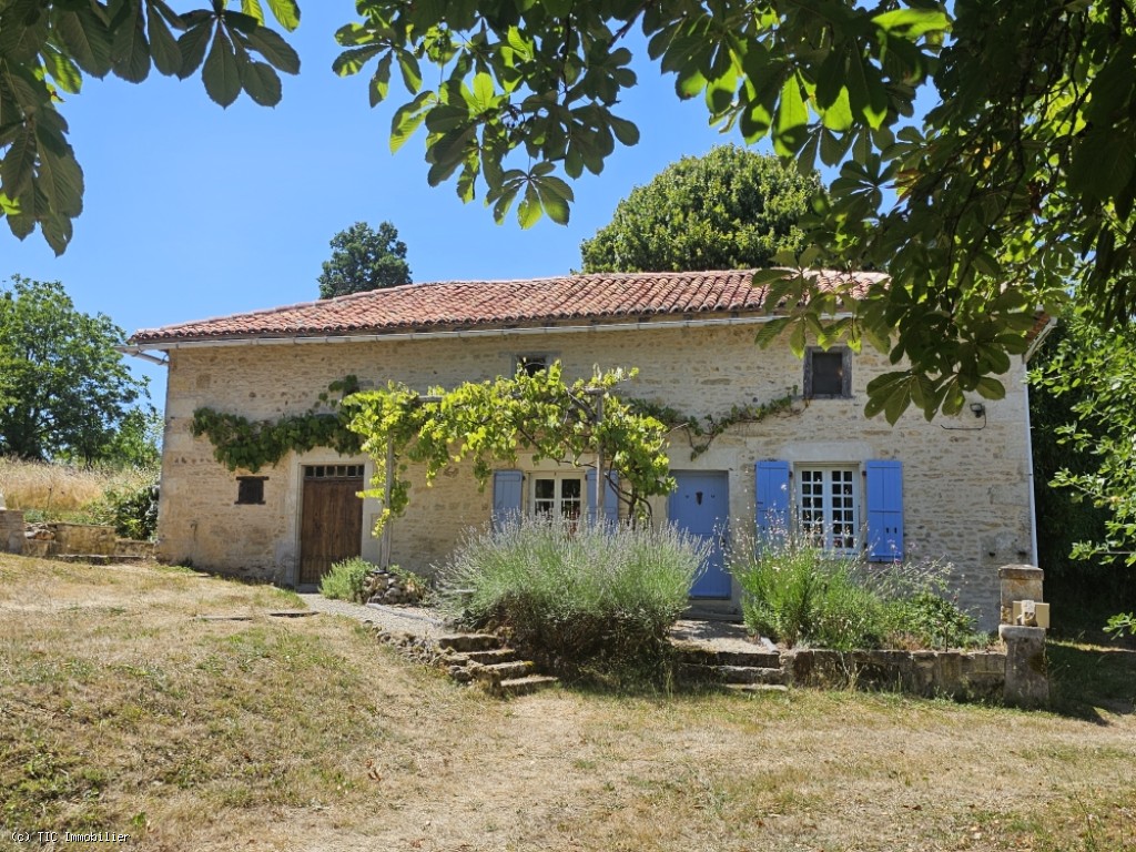 Superbe Maison de Caractère avec 2 Chambres Entre Champagne Mouton et Saint-Laurent-de-Céris