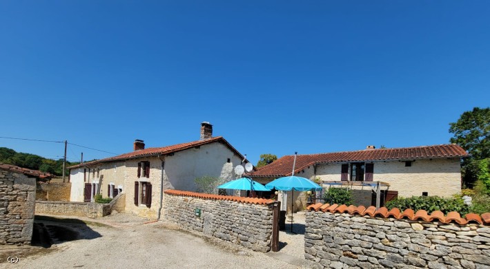 Très Belle Maison Ancienne de 4 Chambres dans un Hameau Calme