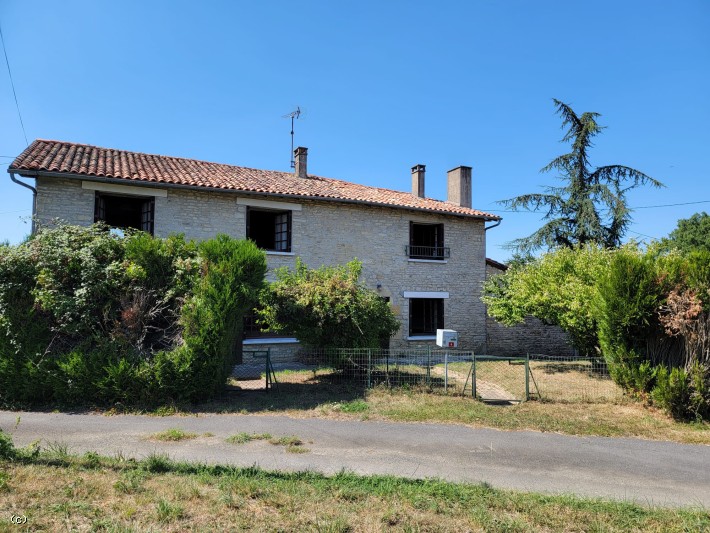 Ensemble de Deux Maisons avec Dépendances et Beau terrain